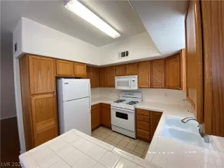 Photo #6: 2284201 Listing