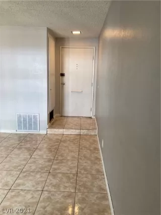 Photo #3: 2284341 Listing