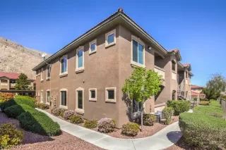 Photo #2: 2284641 Listing