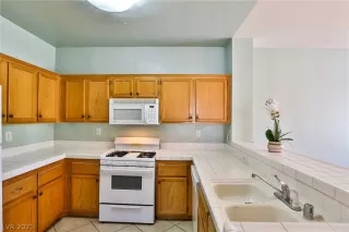 Photo #3: 2284700 Listing