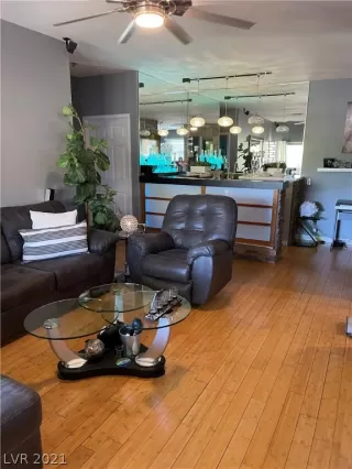 Photo #1: 2284716 Listing