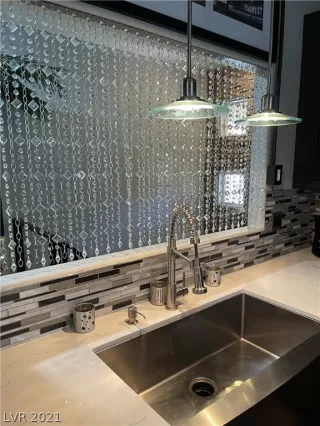 Photo #5: 2284716 Listing