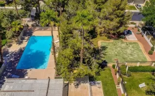 Photo #1: 2284909 Listing