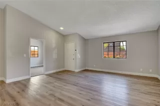 Photo #5: 2284942 Listing