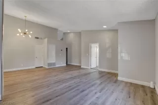 Photo #6: 2284942 Listing