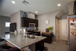 Photo #4: 2285148 Listing