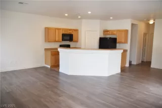 Photo #4: 2285673 Listing