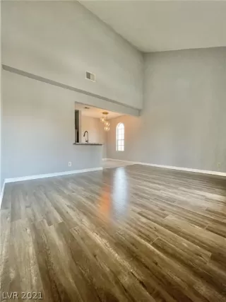 Photo #3: 2285837 Listing