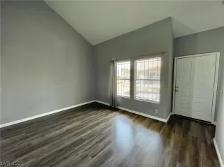 Photo #5: 2285837 Listing