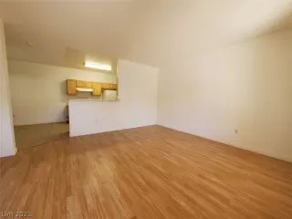 Photo #5: 2285927 Listing