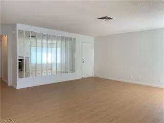 Photo #3: 2286372 Listing