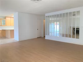 Photo #4: 2286372 Listing