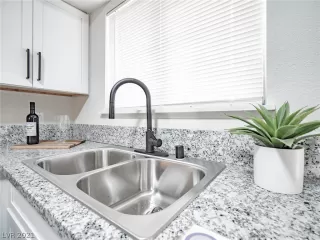 Photo #1: 2286389 Listing 