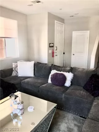 Photo #6: 2286981 Listing