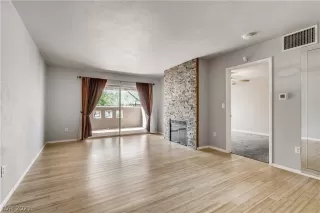 Photo #3: 2286984 Listing