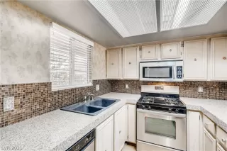 Photo #6: 2286984 Listing