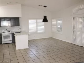 Photo #5: 2287774 Listing