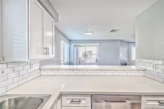 Photo #6: 2287976 Listing