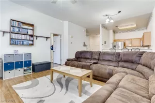 Photo #4: 2288047 Listing