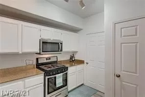 Photo #6: 2288405 Listing