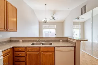 Photo #5: 2288448 Listing