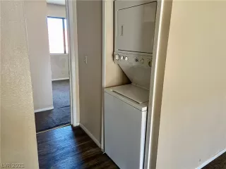 Photo #6: 2288708 Listing