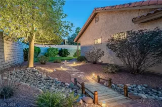 Photo #1: 2289541 Listing