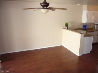 Photo #6: 2289605 Listing