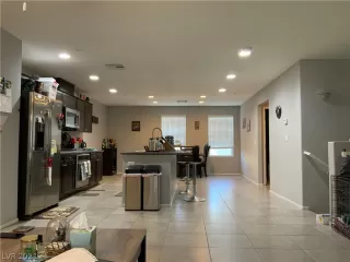 Photo #5: 2289816 Listing