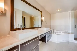 Photo #6: 2290105 Listing