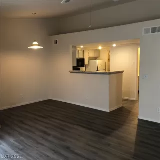 Photo #5: 2290367 Listing