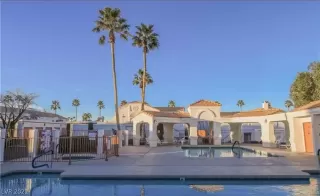 Photo #4: 2290395 Listing