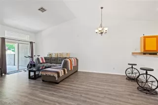 Photo #3: 2290462 Listing