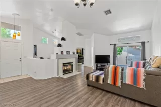 Photo #4: 2290462 Listing