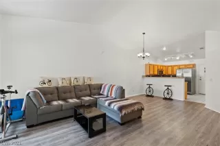 Photo #5: 2290462 Listing