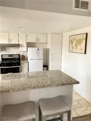 Photo #5: 2290476 Listing