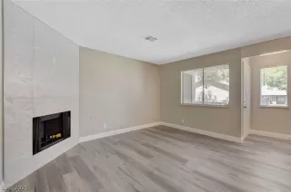 Photo #4: 2290542 Listing