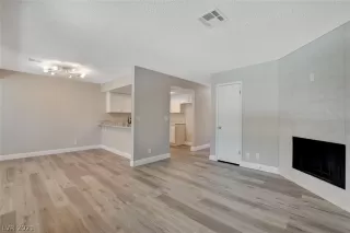 Photo #5: 2290542 Listing