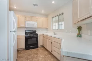 Photo #5: 2290566 Listing