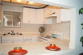 Photo #4: 2290861 Listing