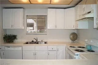 Photo #5: 2290861 Listing