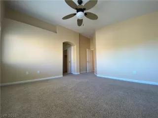 Photo #4: 2290893 Listing