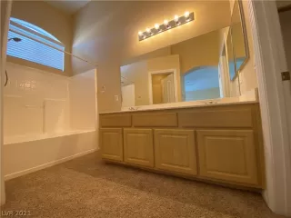 Photo #5: 2290893 Listing