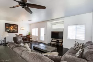 Photo #5: 2290905 Listing