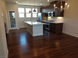 Photo #1: 2290915 Listing