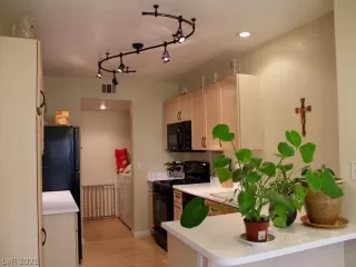 Photo #2: 2291658 Listing