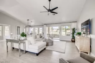 Photo #4: 2291679 Listing