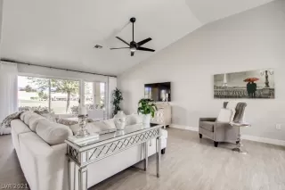 Photo #5: 2291679 Listing