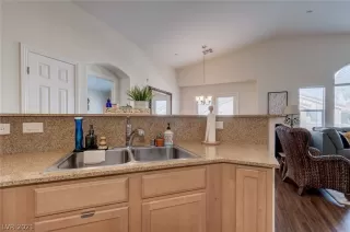 Photo #6: 2292835 Listing