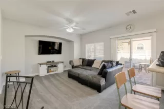 Photo #4: 2293015 Listing